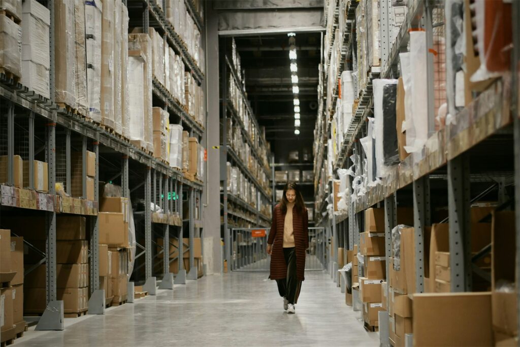 Aufsitz-Kehrmaschine für E-Commerce-Lager und Logistikzentren