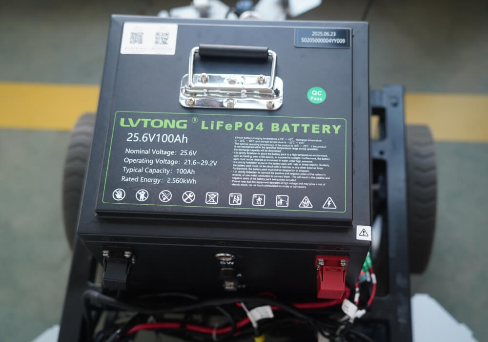 LVTONG floor scrubbers are equipped with standard lithium batteries