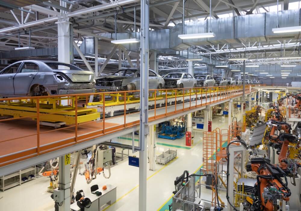 Lavadora de pisos industrial limpando um shopping center interno.