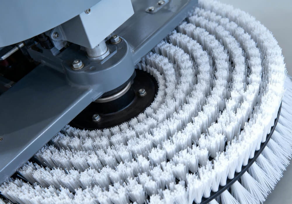 Squeegee system of a scrubber dryer floor cleaning machine leaving a dry path