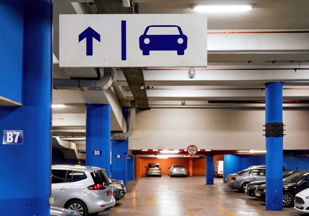 Bodenreinigungsmaschine auf Parkplatz eingesetzt